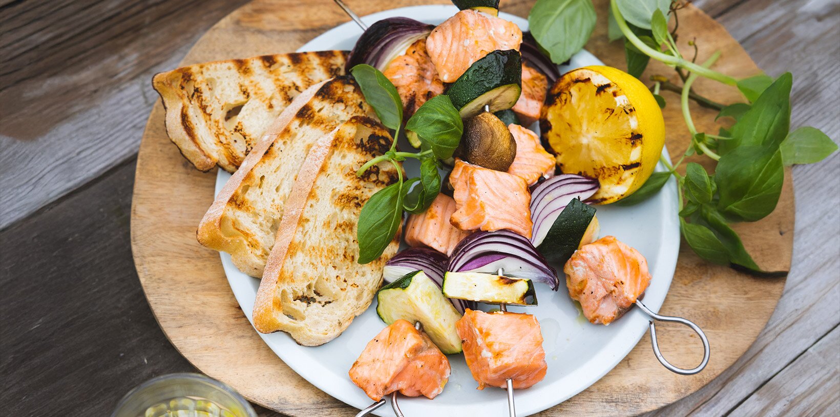 Laksespyd med chilimayo og grillet brød