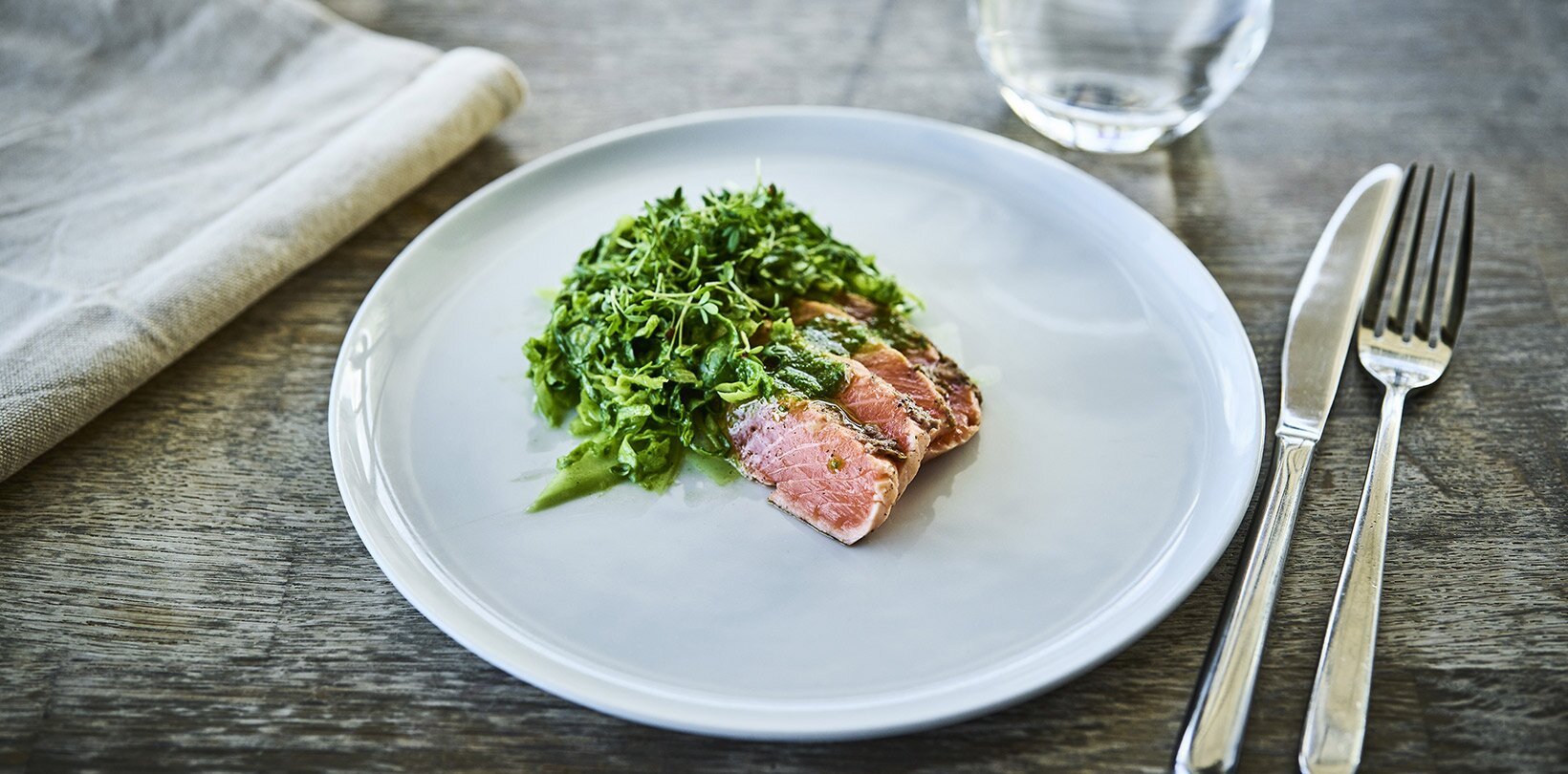 Laksetataki med chimichurri og hjertesalat