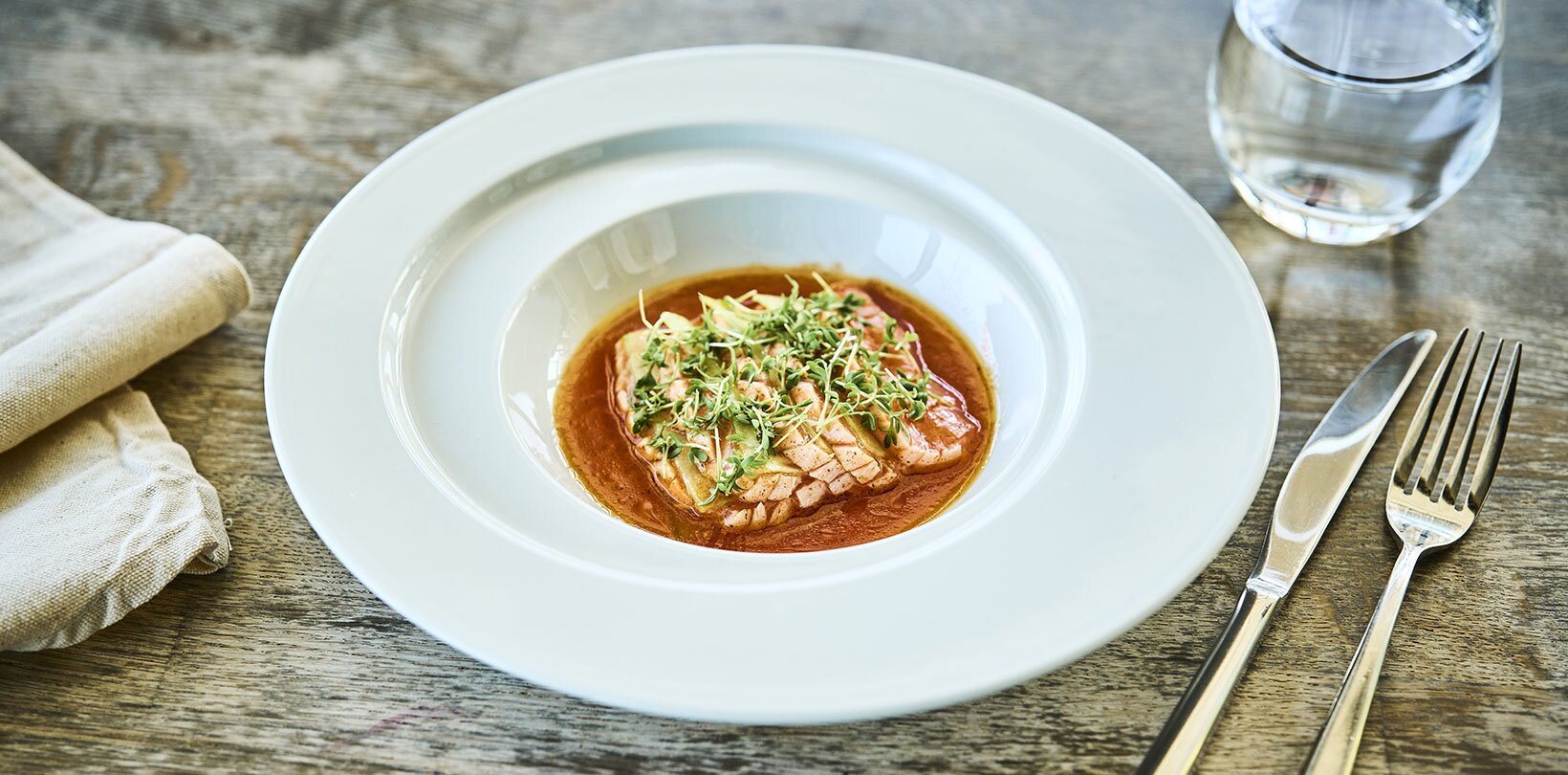 Lettgrillet laks med tomatponzu og marinert agurk