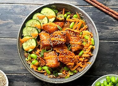 Lakserett i bolle med spisepinner