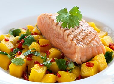 Grillet laks med mangosalat