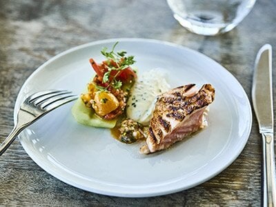 Grillet laks med tomatsalat og rømmedressing