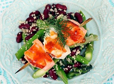 Grillspyd av kveite og laks med couscous, asparges og bønner