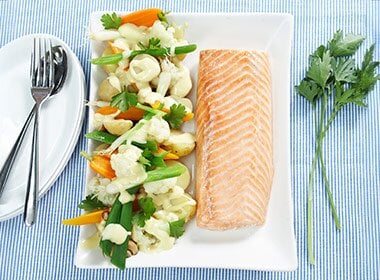 Bakt laksefilet med potet- og grønnsaksalat