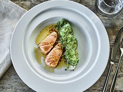 Laks med grillet hjertesalat, blomkål og syltet agurk