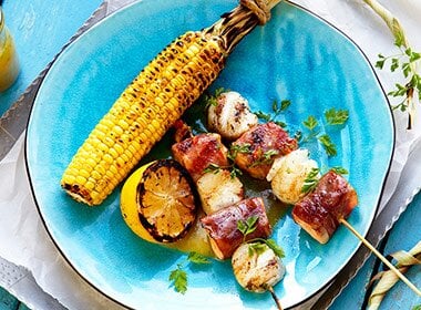 Grillspyd med laks, kamskjell og spekeskinke
