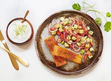 Laks med koriandertzatziki og tomatsalat