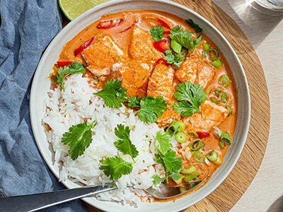 Laks med rød curry paste og kokosmelk 