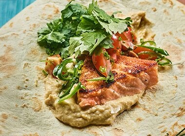 Grillet laksekebab med hummus