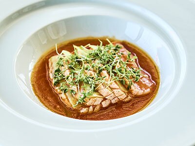 Lettgrillet laks med tomatponzu og marinert agurk