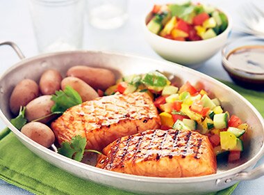 Marinert laks med grønnsakssalsa