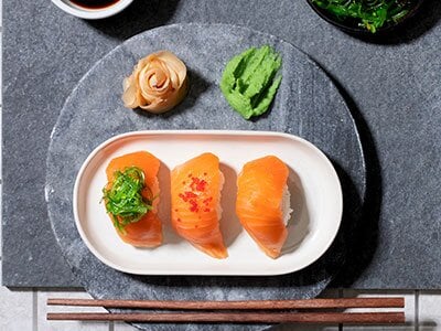 Nigiri sushi med laks