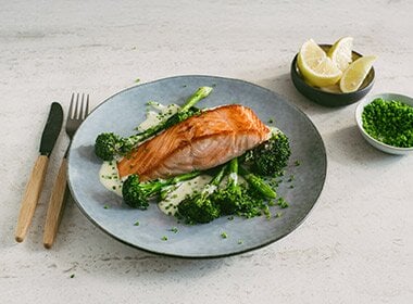 Pannestekt laks med frisk sitronsmørsaus