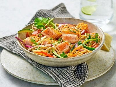 Fullkornspasta med laks og grønnsaker