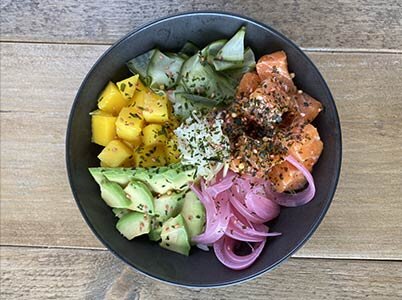 Poke bowl med laks og tang