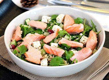 Quinoasalat med kokt laks