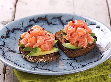 Toast med laksetartar og avokado