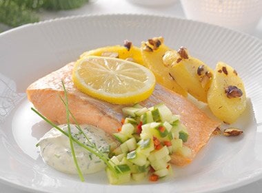Tradisjonell laks med agurksalat og pepperrotkrem