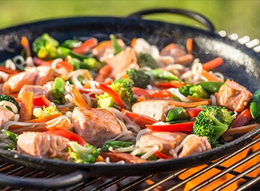 Wok med laks og nudler