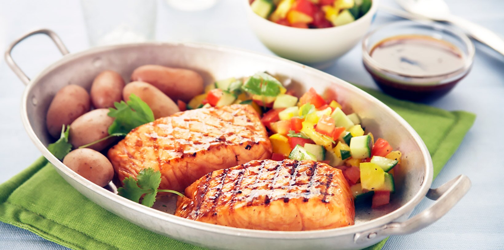 Marinert laks med grønnsakssalsa