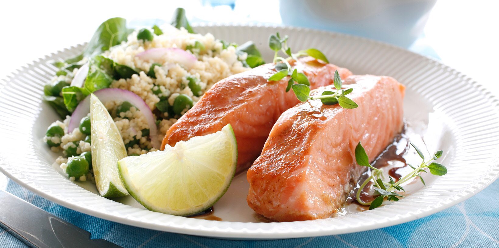 Ovnsbakt laks med couscoussalat