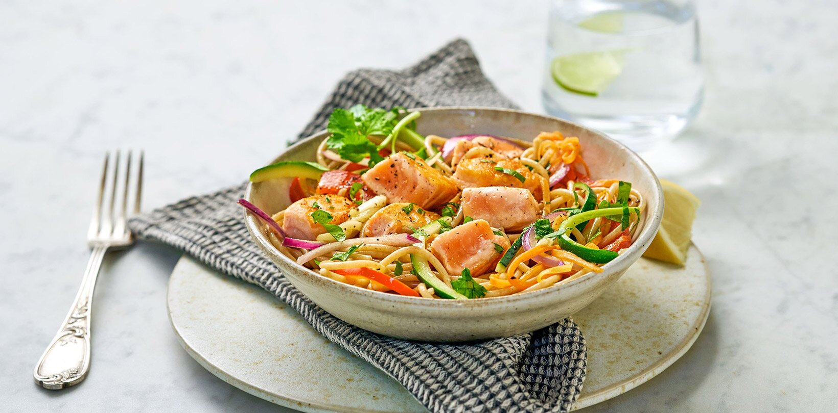 Fullkornspasta med laks og grønnsaker