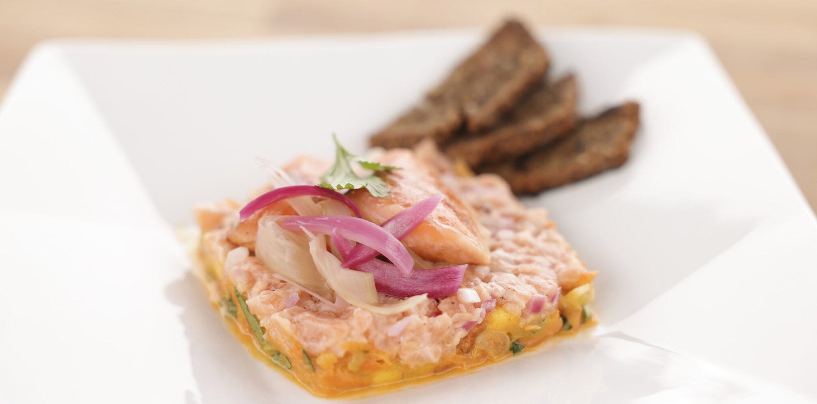 Tropisk Twist: Dobbel Glede av Laks med Frisk Salat