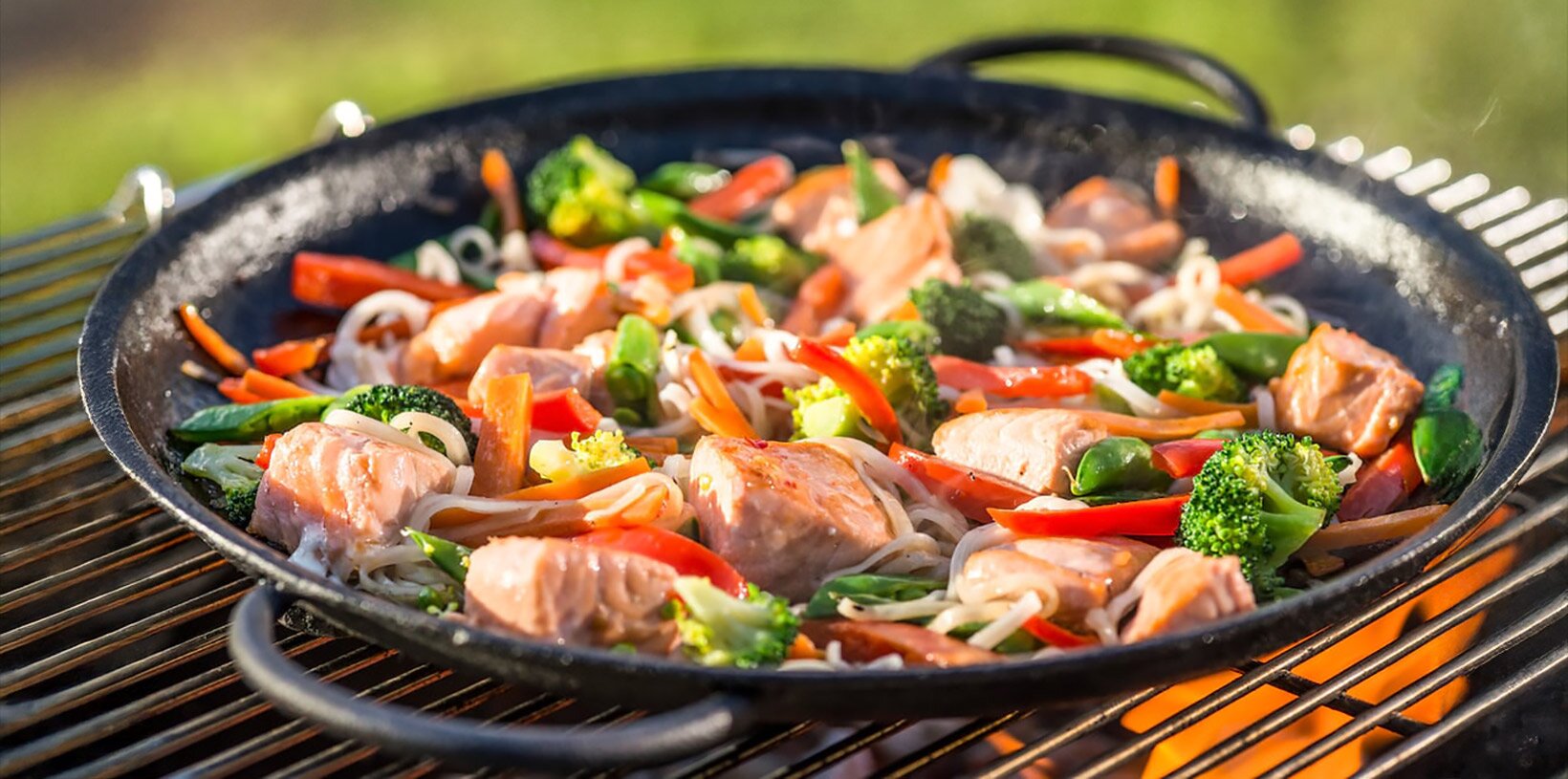 Wok med laks og nudler