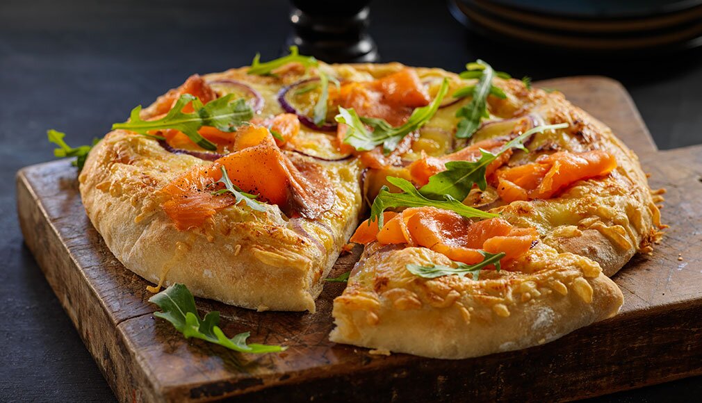 Hvit pizza med røkelaks