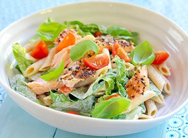 Pastasalat med varmrøkt laks