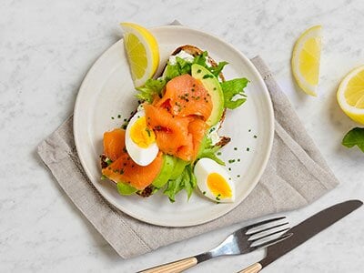 Landbrød med røkt laks og avokado