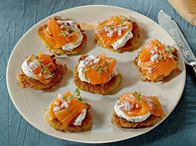 Røkt laks med små røstipoteter og urtekrem