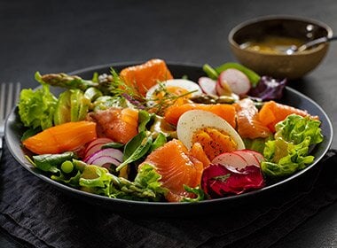 Sommersalat med røkelaks