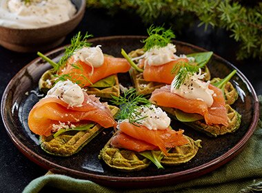 Spinatvafler med røkelaks og pepperrotrømme