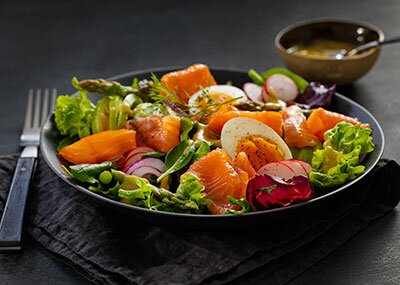 Sommersalat med røkelaks