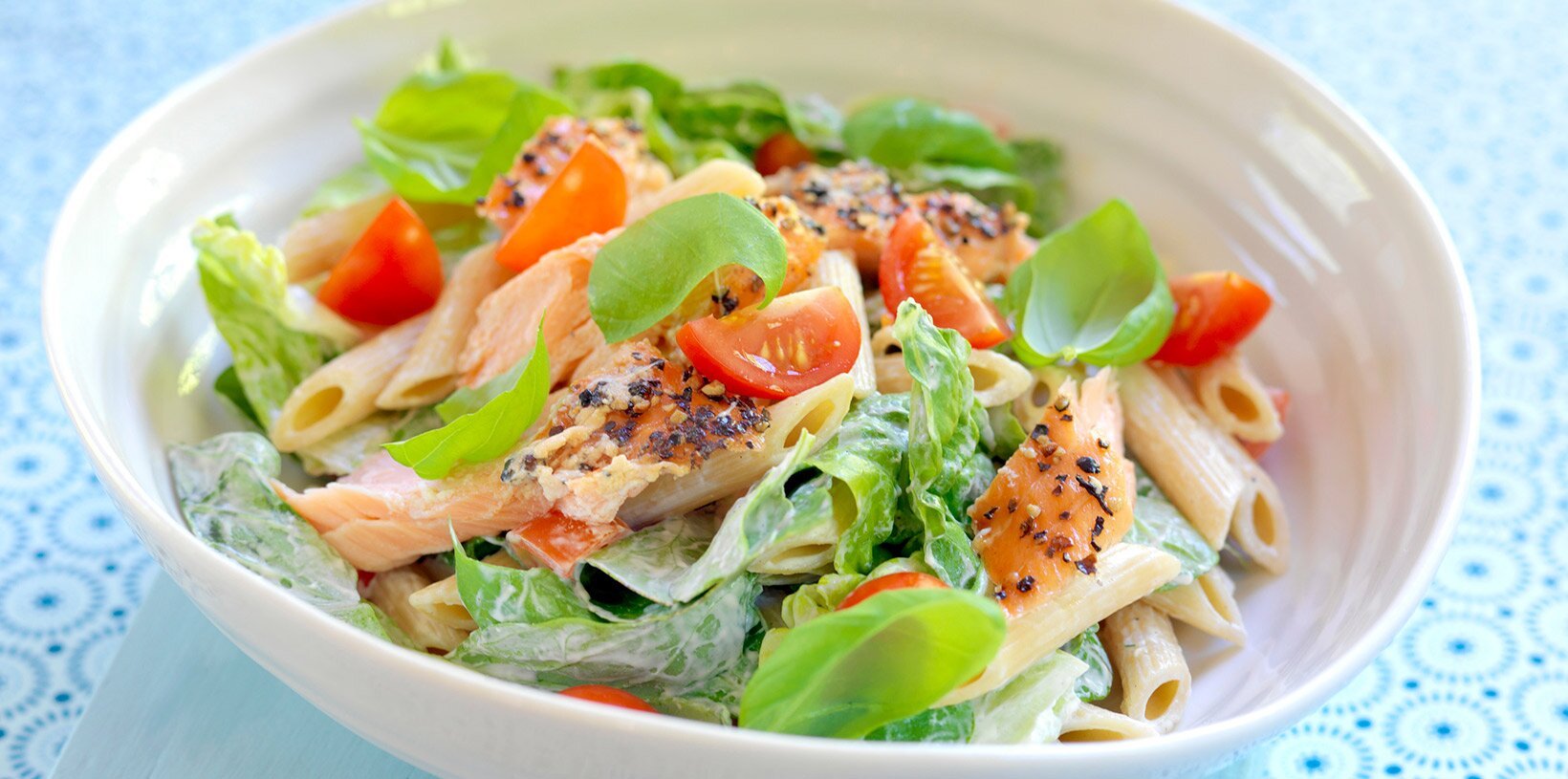 Pastasalat med varmrøkt laks