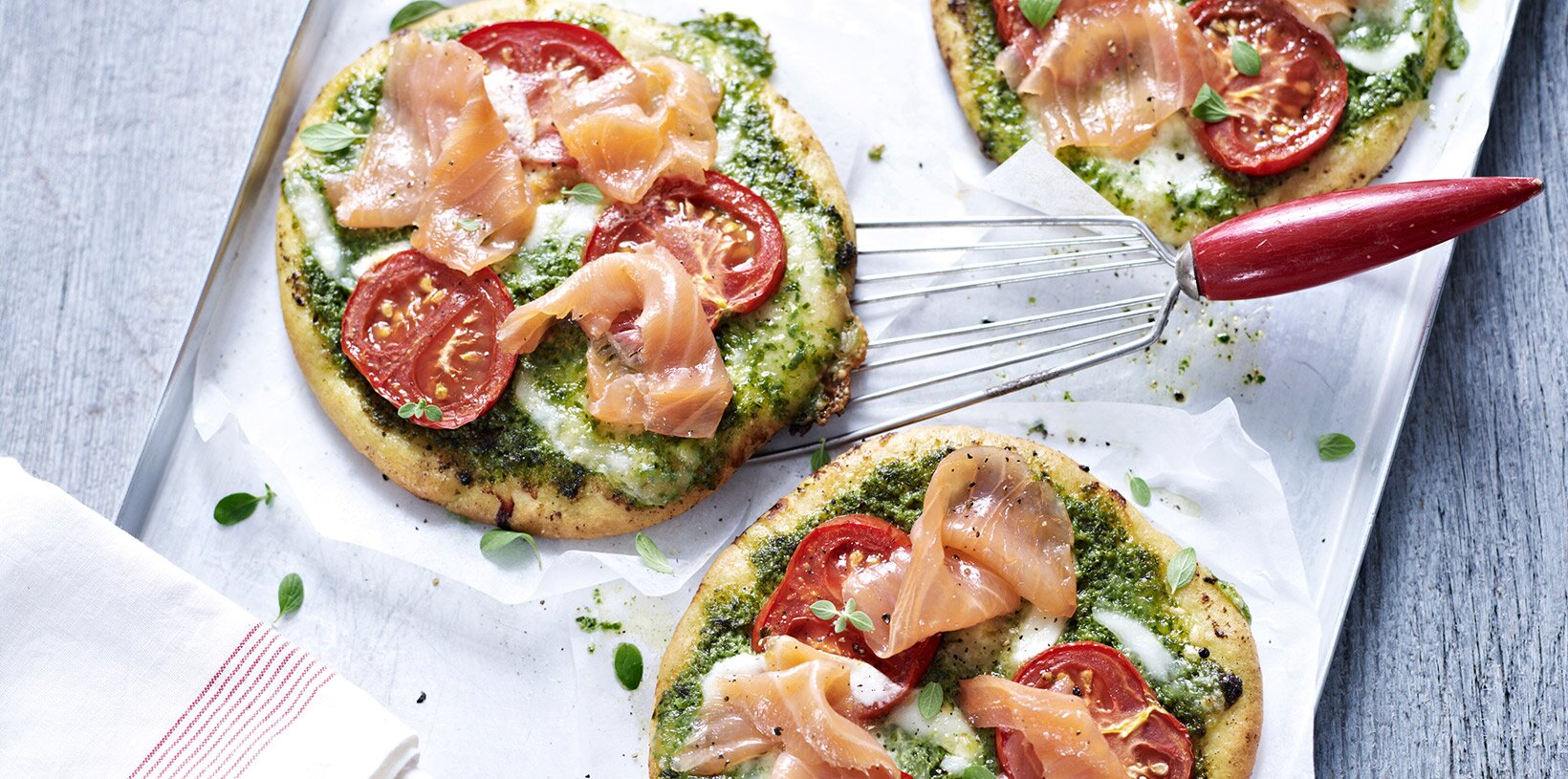 Pizza med pesto, mozzarella og røkt laks