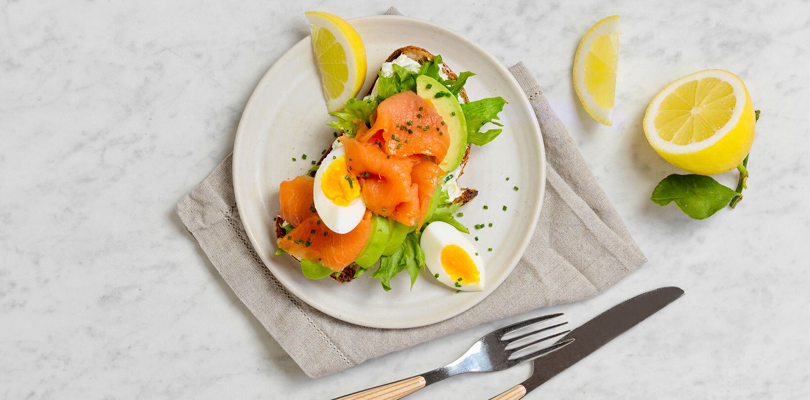 Landbrød med røkt laks og avokado