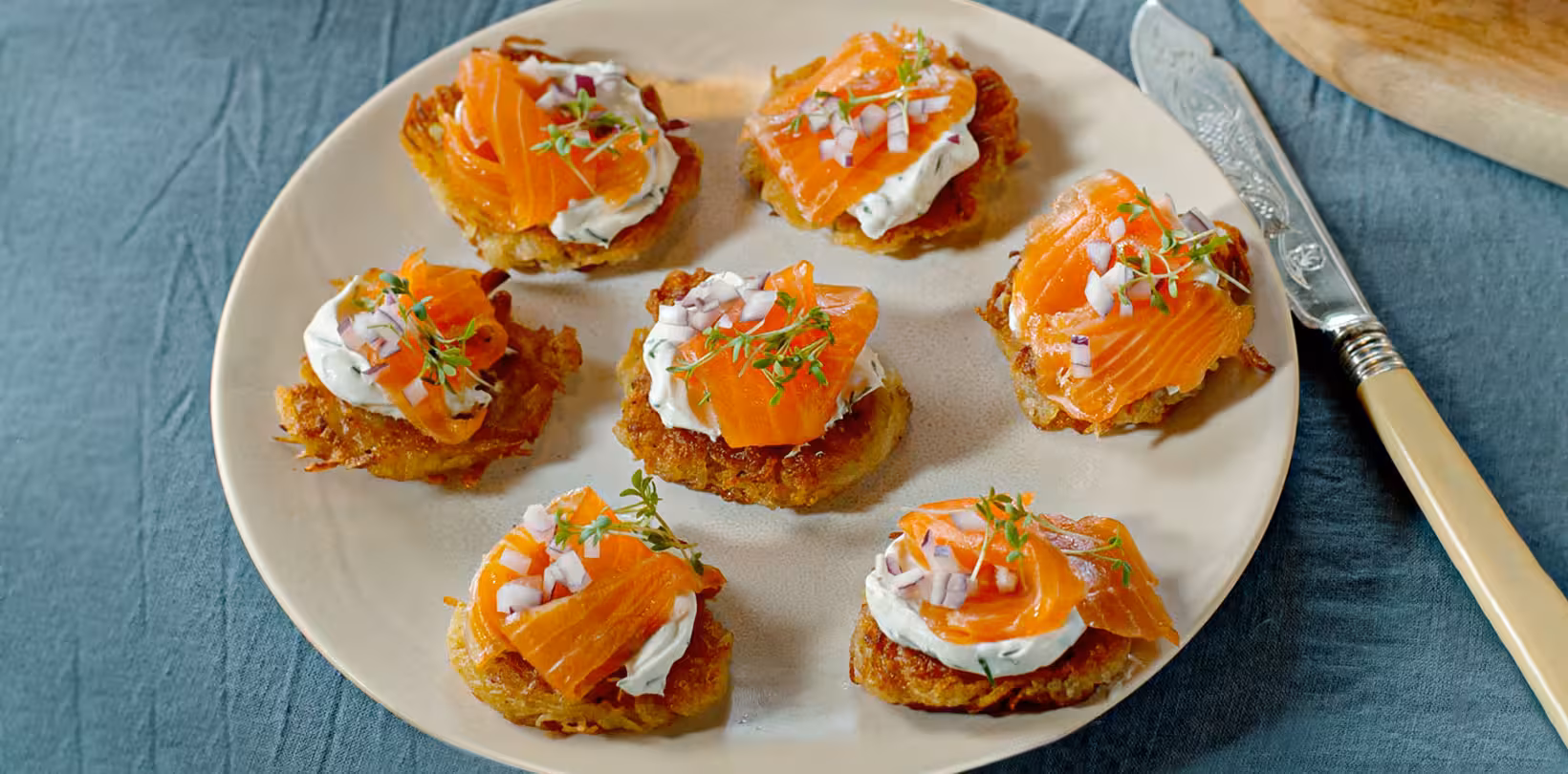 Røkt laks med små røstipoteter og urtekrem