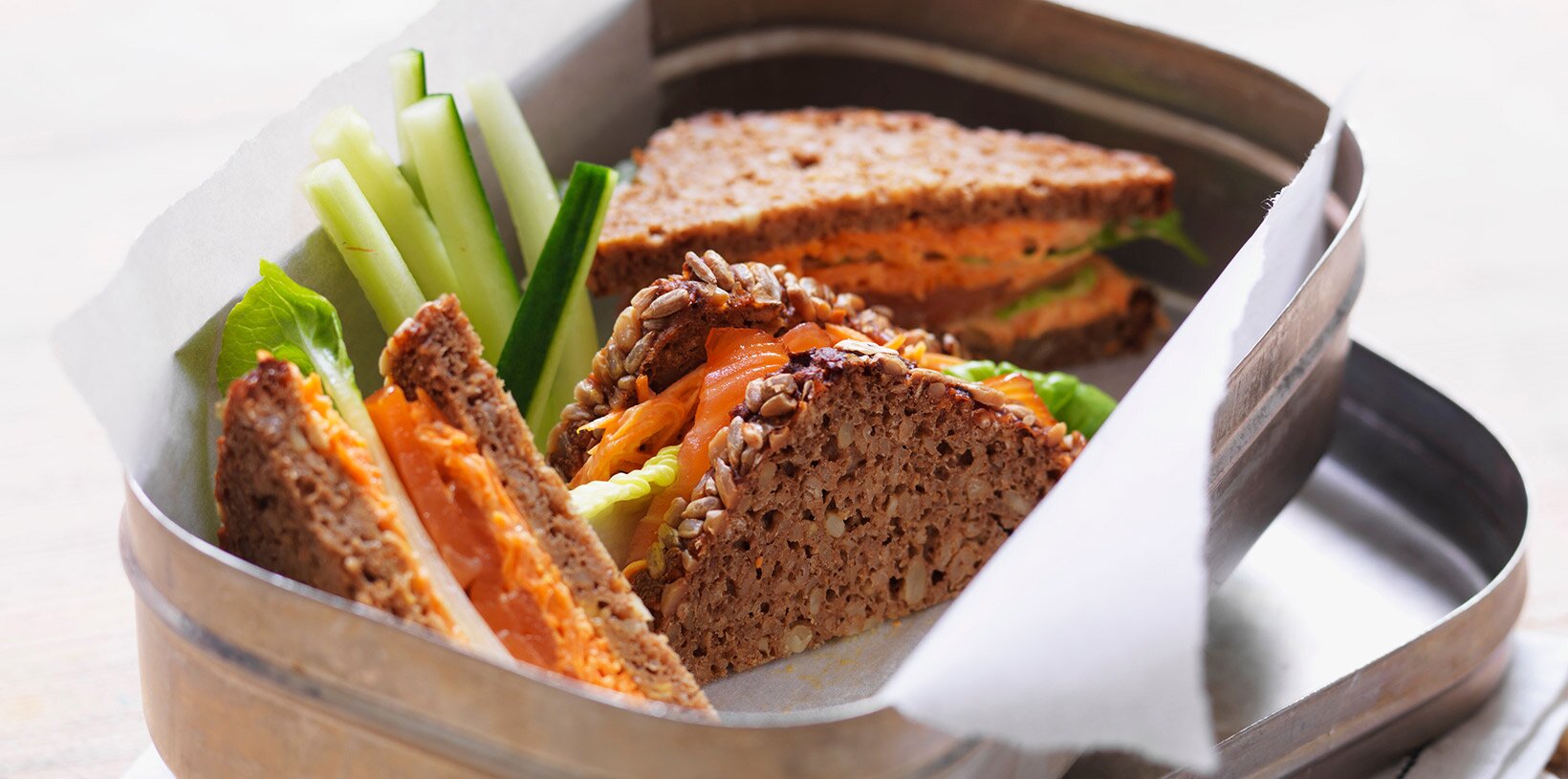 Sandwich med laks og agurk