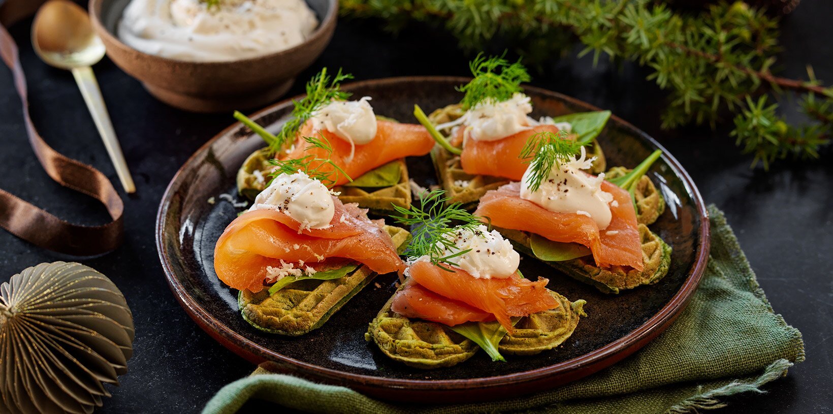 Spinatvafler med røkelaks og pepperrotrømme