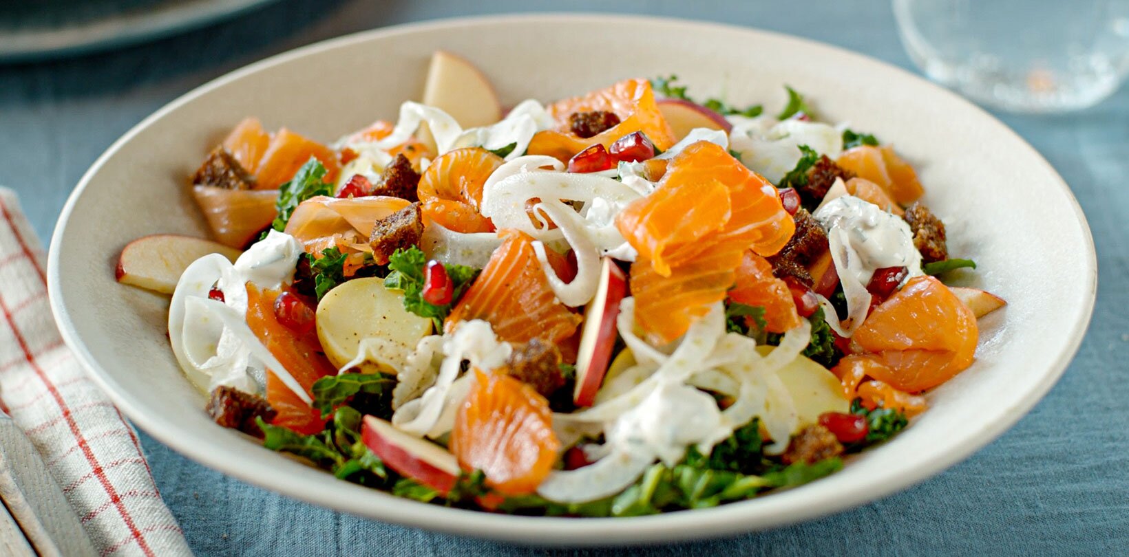 Vintersalat med røkt laks eller ørret