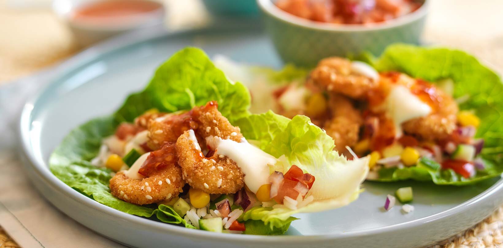 Crispy reker i hjertesalat med salsa