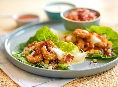 Crispy reker i hjertesalat med salsa