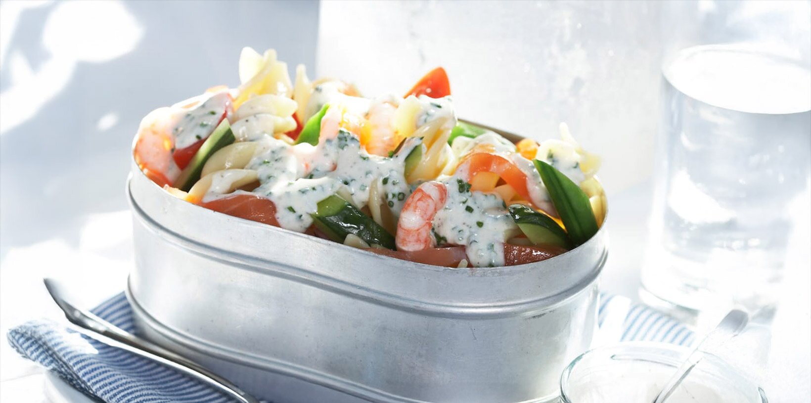 Pastasalat med røkt laks og dressing