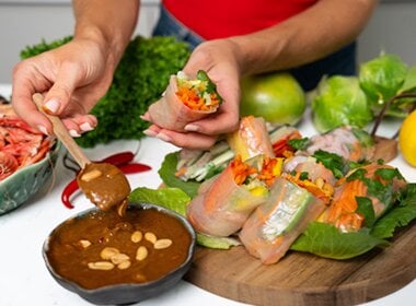 Vietnamesiske vårruller med reker og peanøttsaus