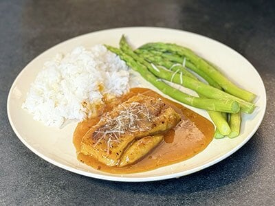 Honningglasert sei med ris og asparges