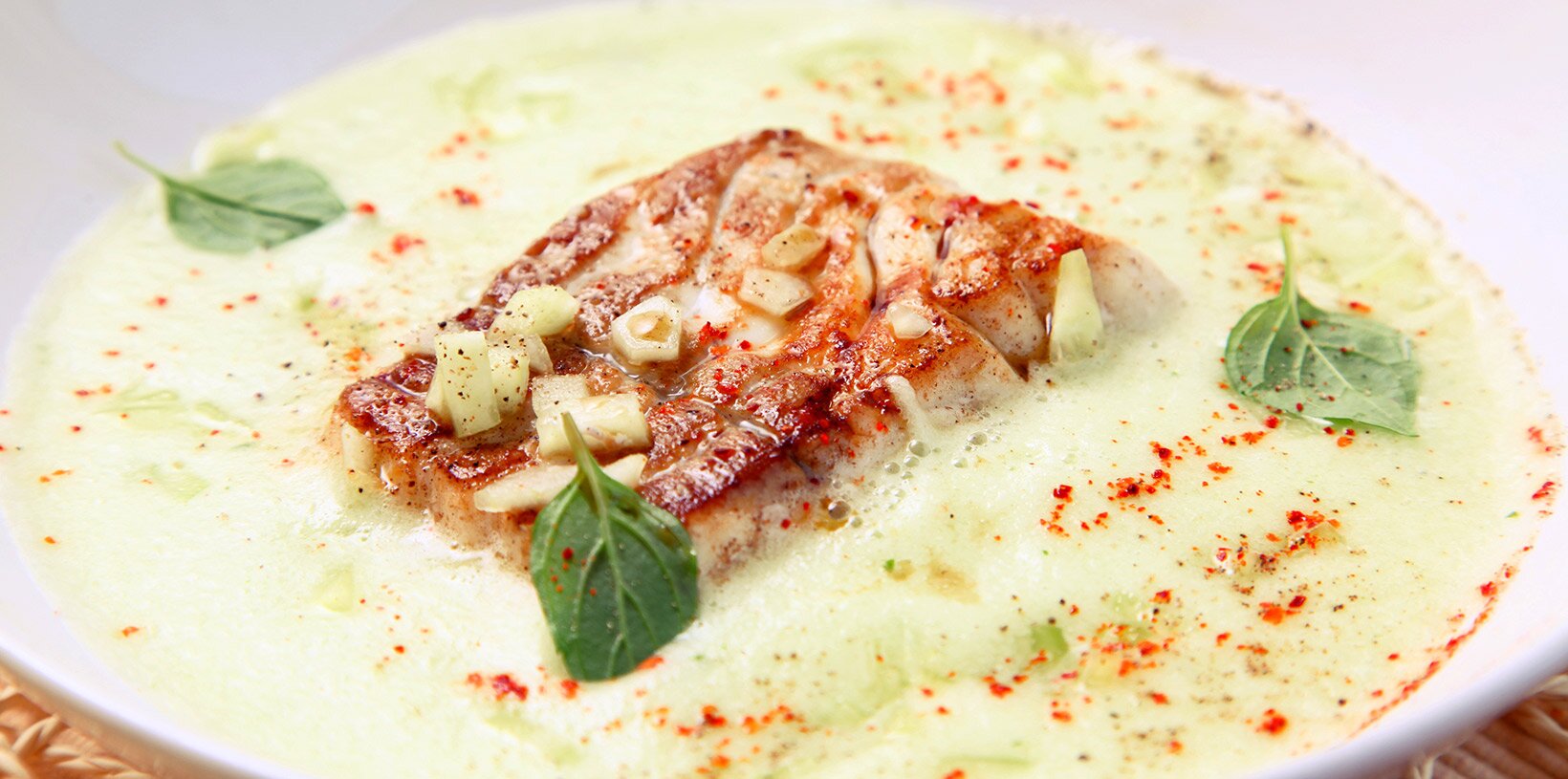 Stekt sei med kald agurksuppe