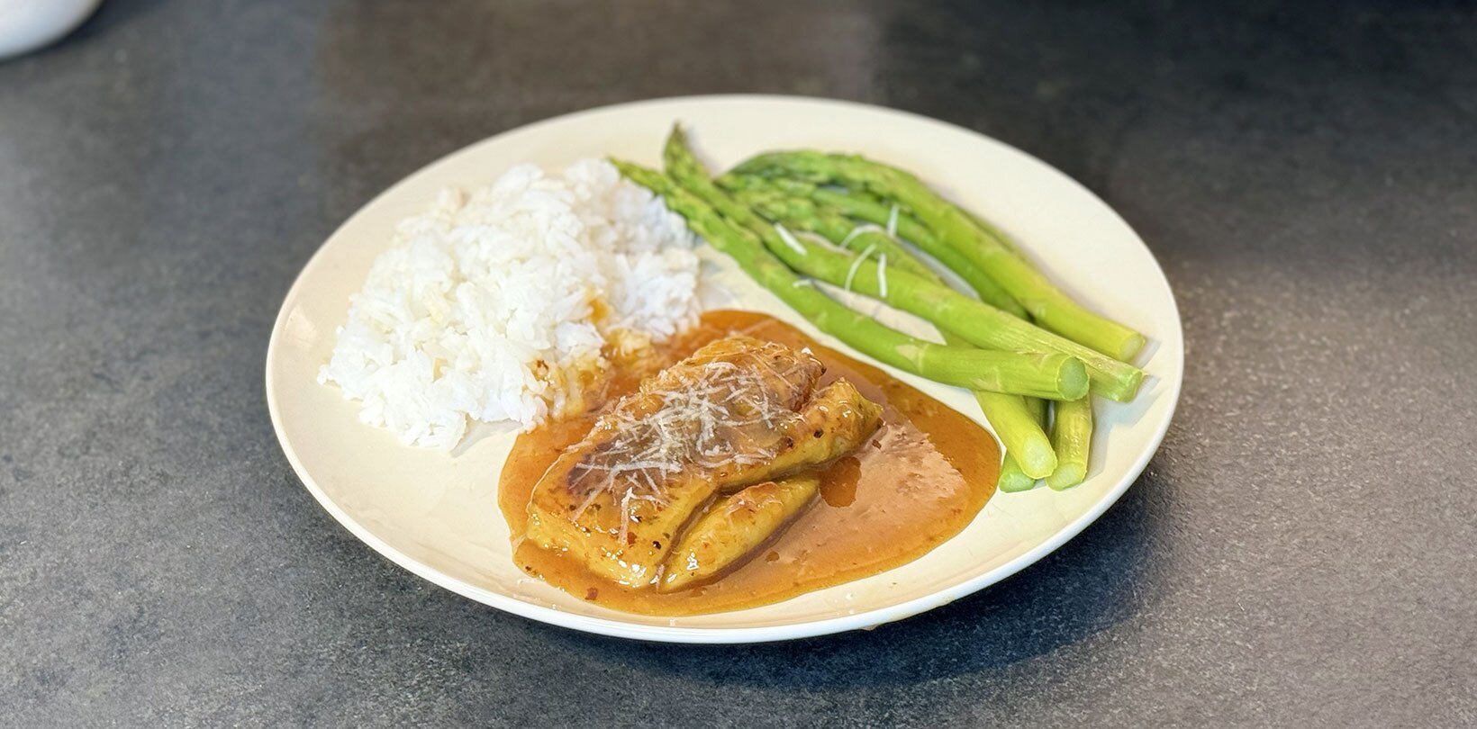 Honningglasert sei med ris og asparges