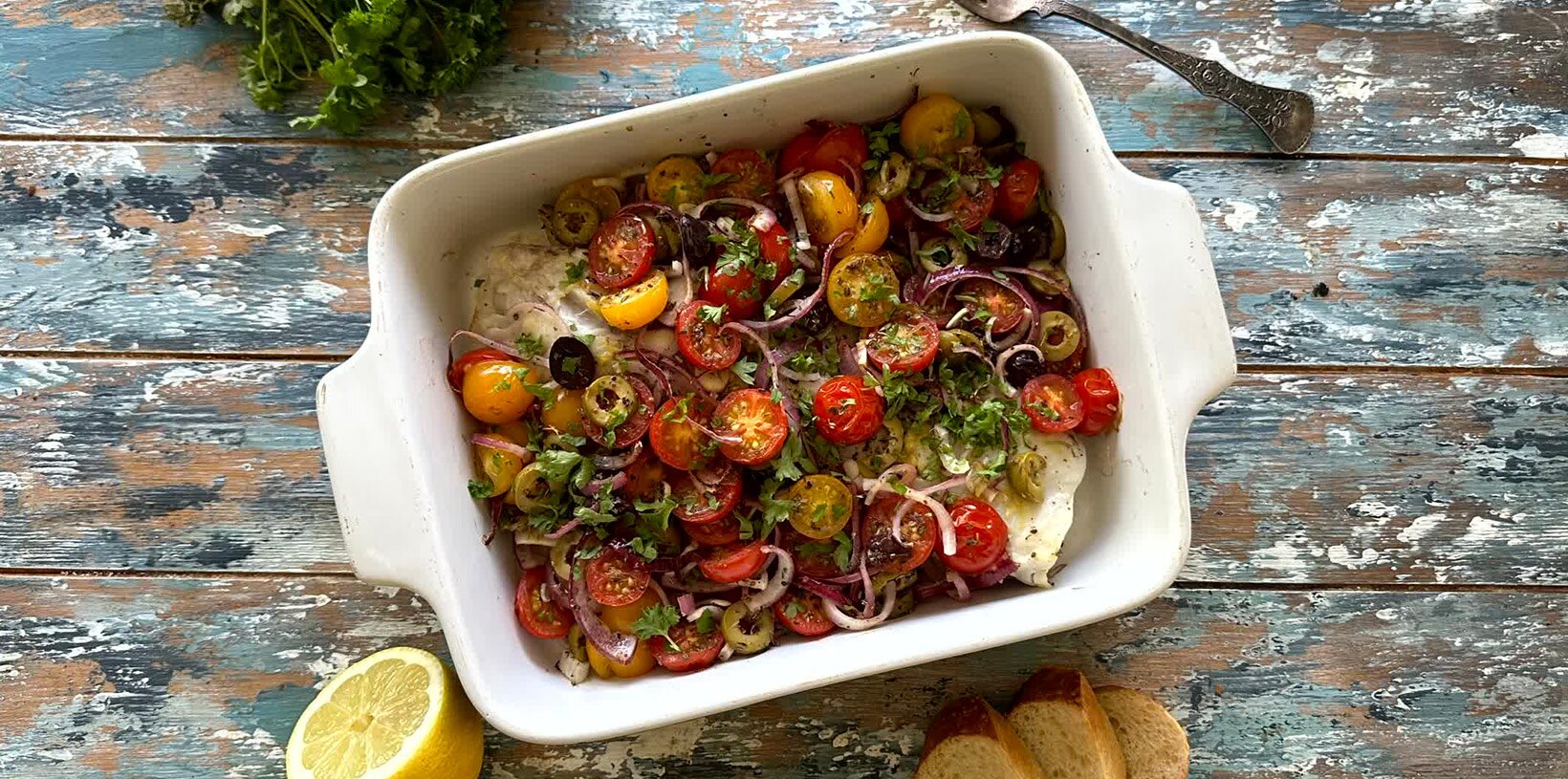 Ovnsbakt sei toppet med tomat, oliven, rødløk og sitronskall. Inspirert av Middelhavet.